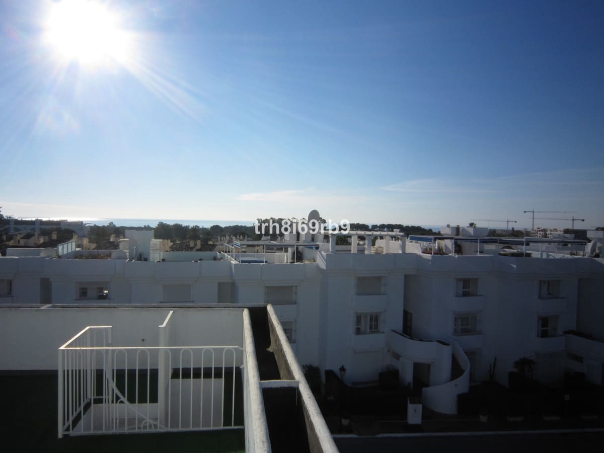 3 bedroom Apartment for sale in El Paraiso with pool - € 449,950 (Ref: 9972659)