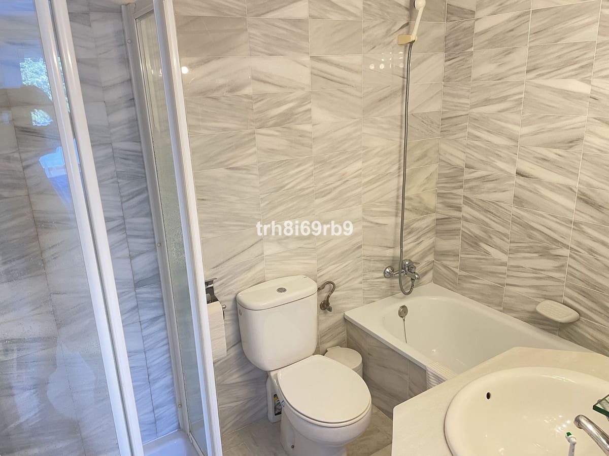 3 bedroom Apartment for sale in El Paraiso with pool - € 449,950 (Ref: 9972659)