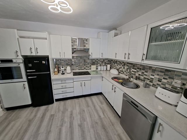 3 soveværelse Byhus til salg i La Duquesa / Puerto de la Duquesa, Manilva med swimmingpool - € 430.000 (Ref: 9972663)