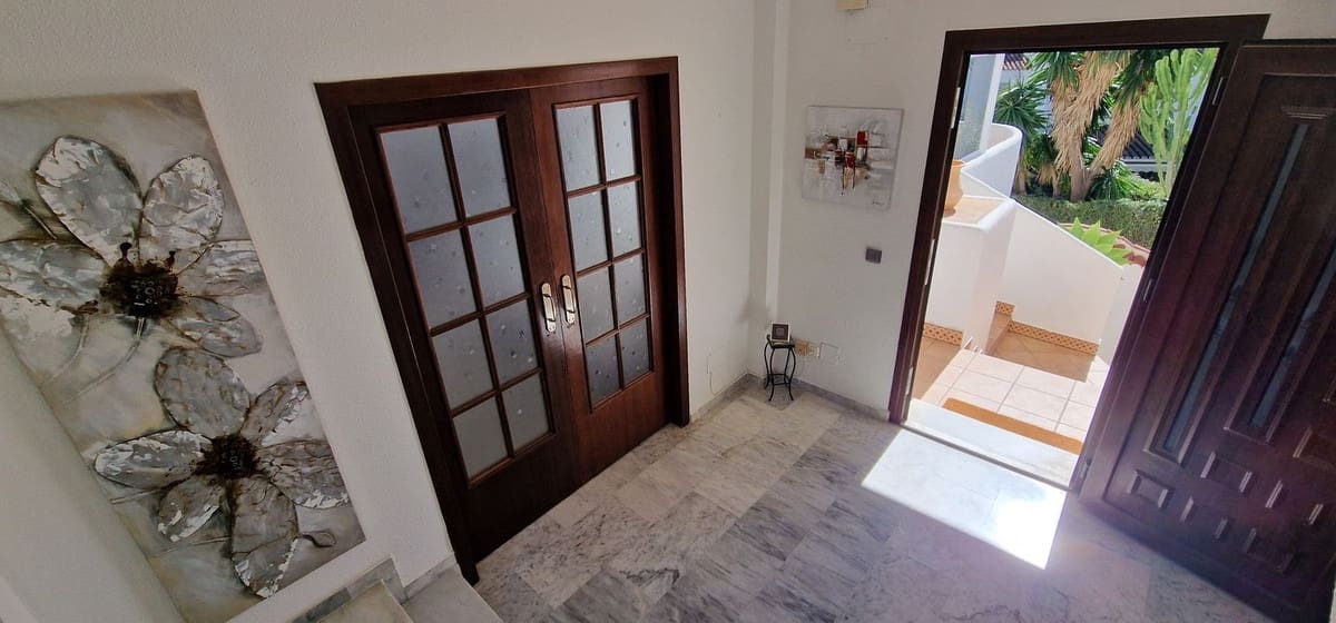 3 soverom Hus til salgs i La Duquesa / Puerto de la Duquesa med svømmebasseng garasje - € 469 000 (Ref: 9972677)
