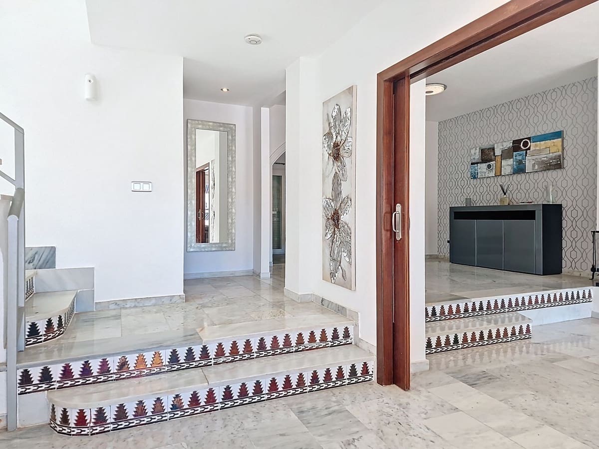 3 soverom Hus til salgs i La Duquesa / Puerto de la Duquesa med svømmebasseng garasje - € 469 000 (Ref: 9972677)