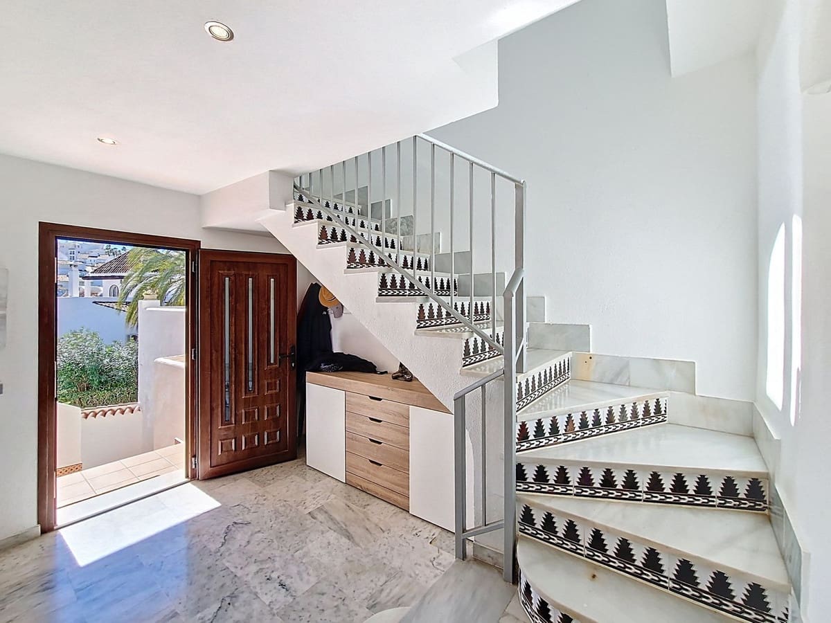3 soverom Hus til salgs i La Duquesa / Puerto de la Duquesa med svømmebasseng garasje - € 469 000 (Ref: 9972677)