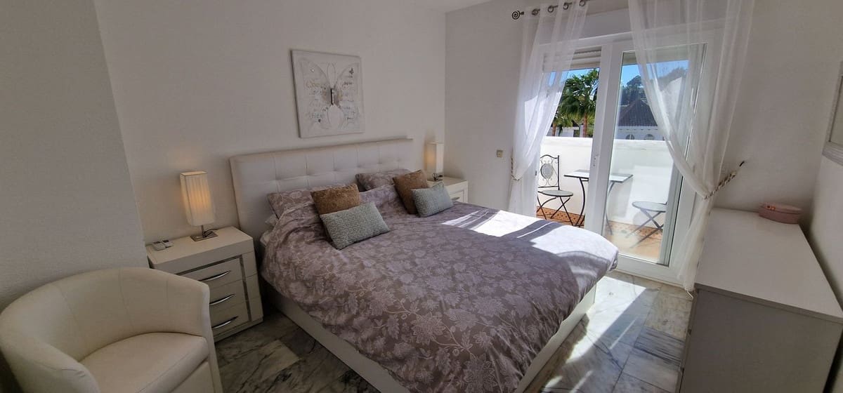 3 soverom Hus til salgs i La Duquesa / Puerto de la Duquesa med svømmebasseng garasje - € 469 000 (Ref: 9972677)