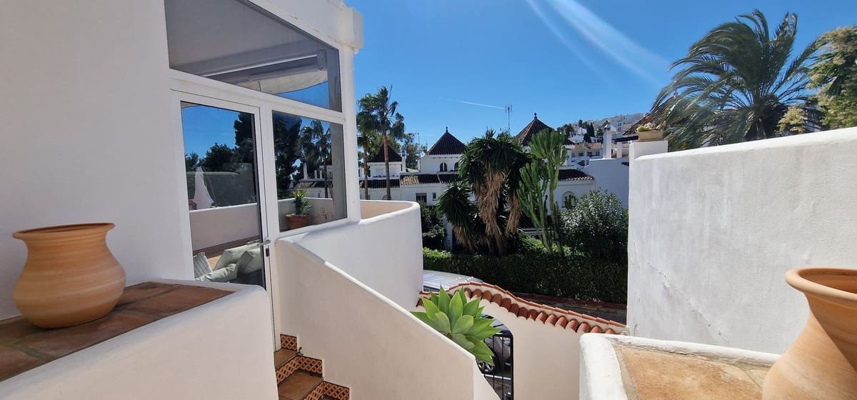 3 soverom Hus til salgs i La Duquesa / Puerto de la Duquesa med svømmebasseng garasje - € 469 000 (Ref: 9972677)