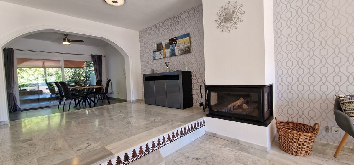 3 soverom Hus til salgs i La Duquesa / Puerto de la Duquesa med svømmebasseng garasje - € 469 000 (Ref: 9972677)