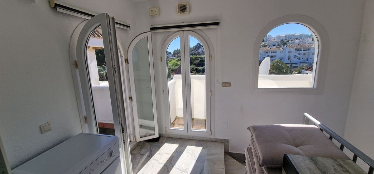 3 soverom Hus til salgs i La Duquesa / Puerto de la Duquesa med svømmebasseng garasje - € 469 000 (Ref: 9972677)