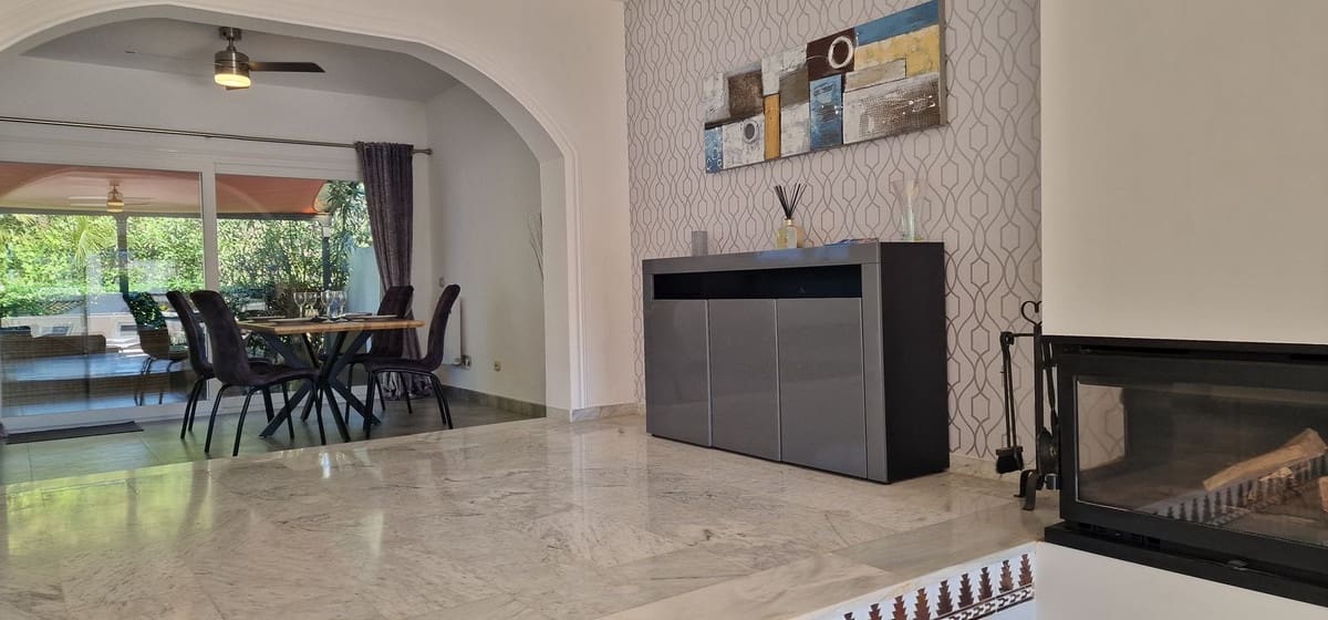 3 soverom Hus til salgs i La Duquesa / Puerto de la Duquesa med svømmebasseng garasje - € 469 000 (Ref: 9972677)