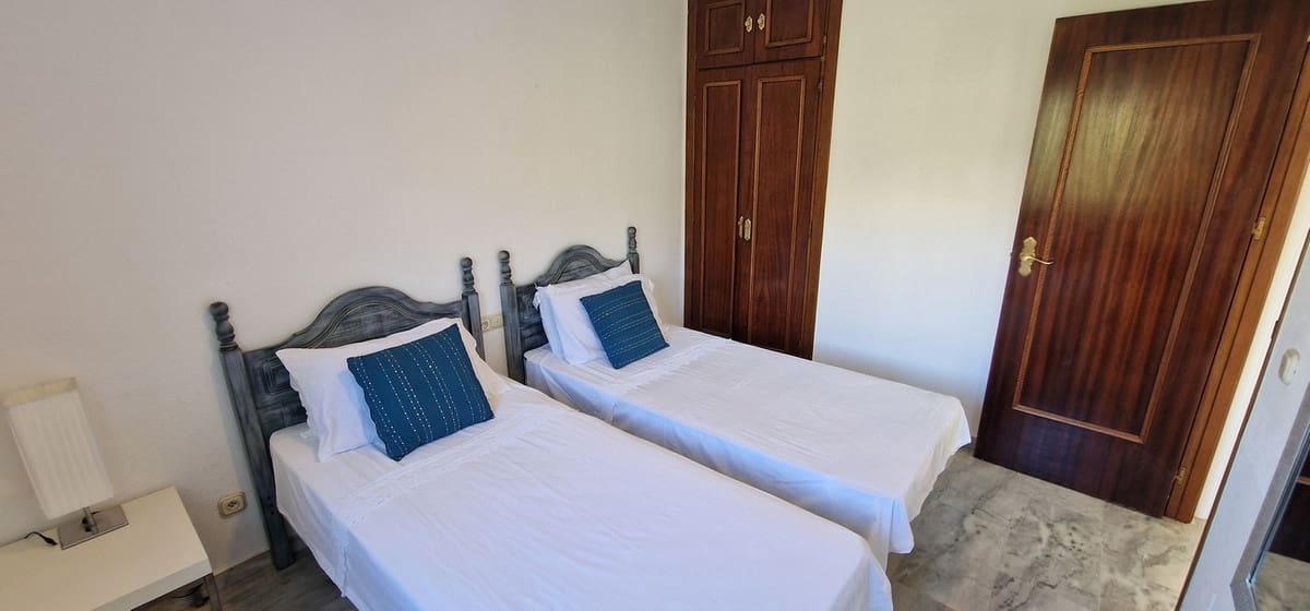 3 soverom Hus til salgs i La Duquesa / Puerto de la Duquesa med svømmebasseng garasje - € 469 000 (Ref: 9972677)