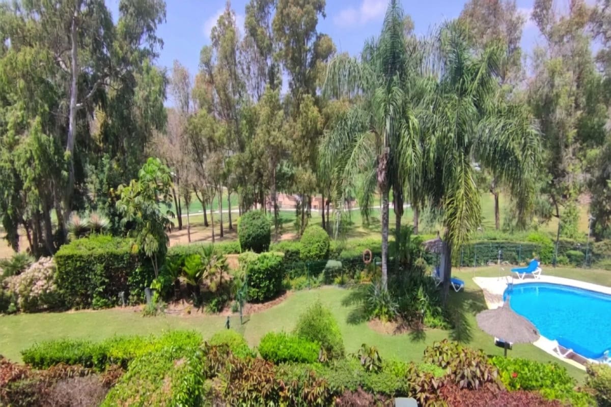 2 bedroom Apartment for sale in Benahavis with pool garage - € 450,000 (Ref: 9972689)