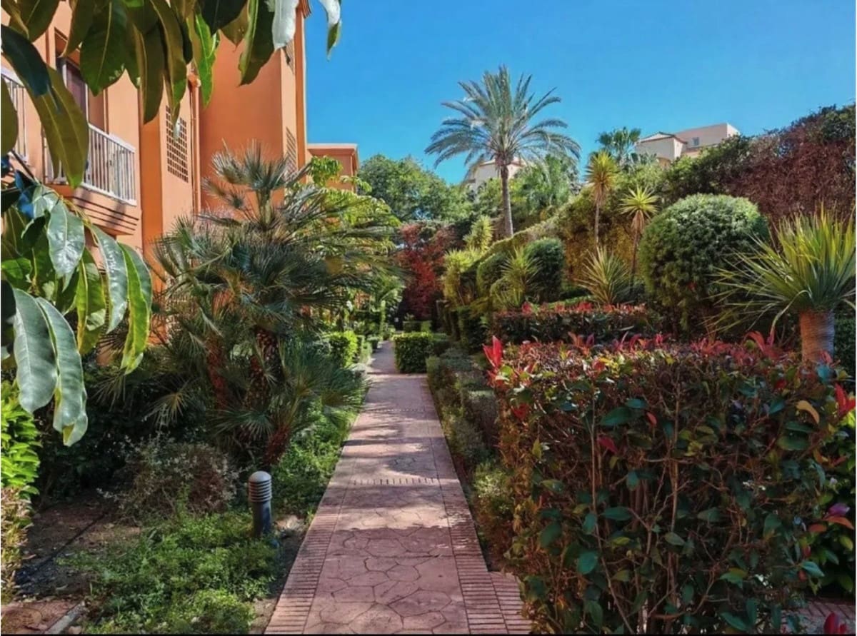2 bedroom Apartment for sale in Benahavis with pool garage - € 450,000 (Ref: 9972689)