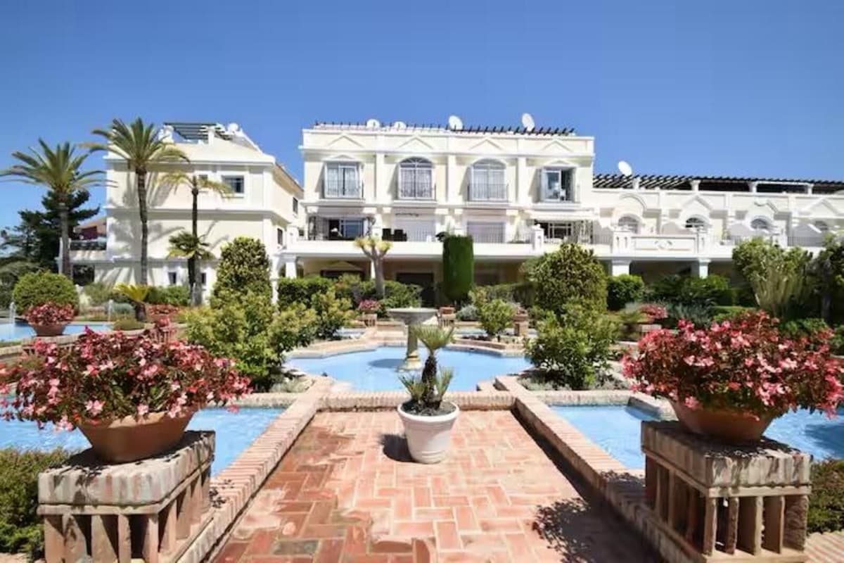 2 bedroom Apartment for sale in Aloha Golf with pool garage - € 445,000 (Ref: 9972690)