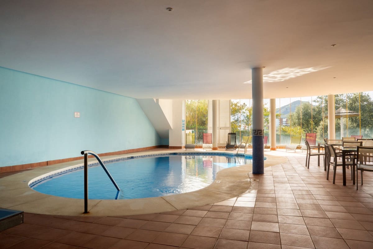 2 bedroom Apartment for sale in Benahavis with pool - € 430,000 (Ref: 9972696)
