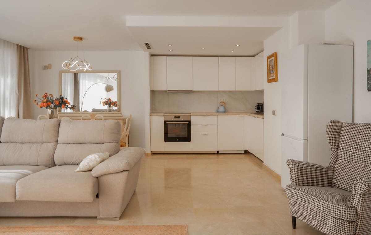 2 bedroom Apartment for sale in Benahavis with pool - € 430,000 (Ref: 9972696)