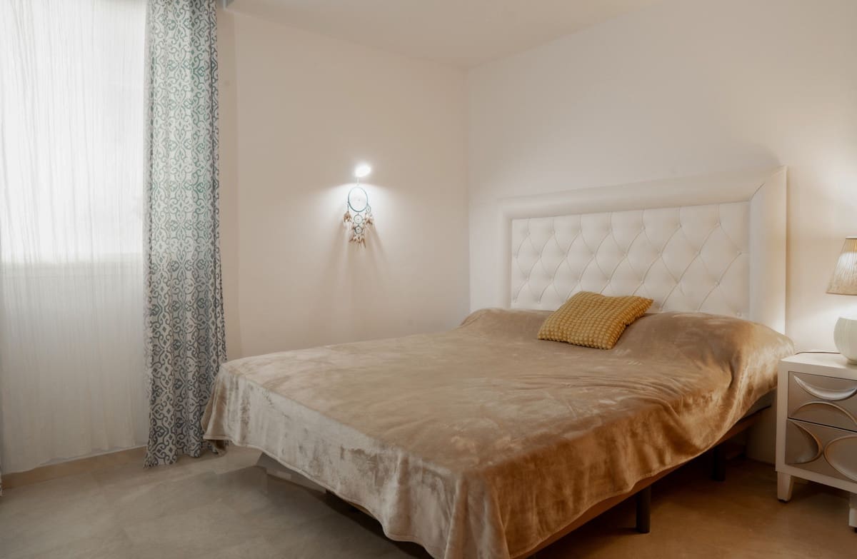 2 bedroom Apartment for sale in Benahavis with pool - € 430,000 (Ref: 9972696)