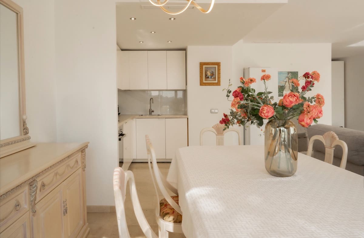 2 bedroom Apartment for sale in Benahavis with pool - € 430,000 (Ref: 9972696)