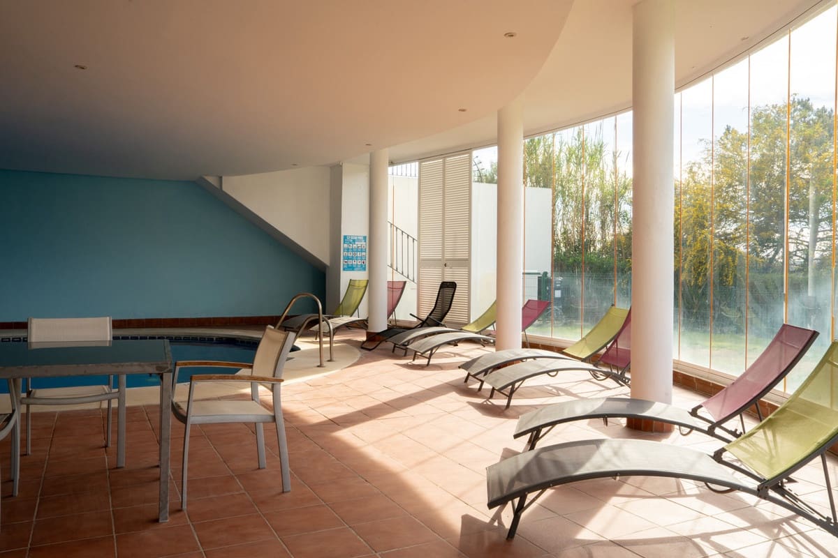 2 bedroom Apartment for sale in Benahavis with pool - € 430,000 (Ref: 9972696)