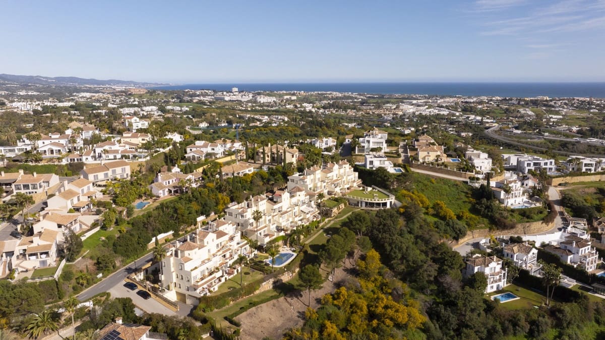 2 bedroom Apartment for sale in Benahavis with pool - € 430,000 (Ref: 9972696)