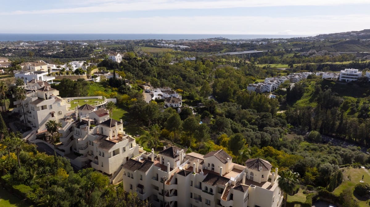 2 bedroom Apartment for sale in Benahavis with pool - € 430,000 (Ref: 9972696)