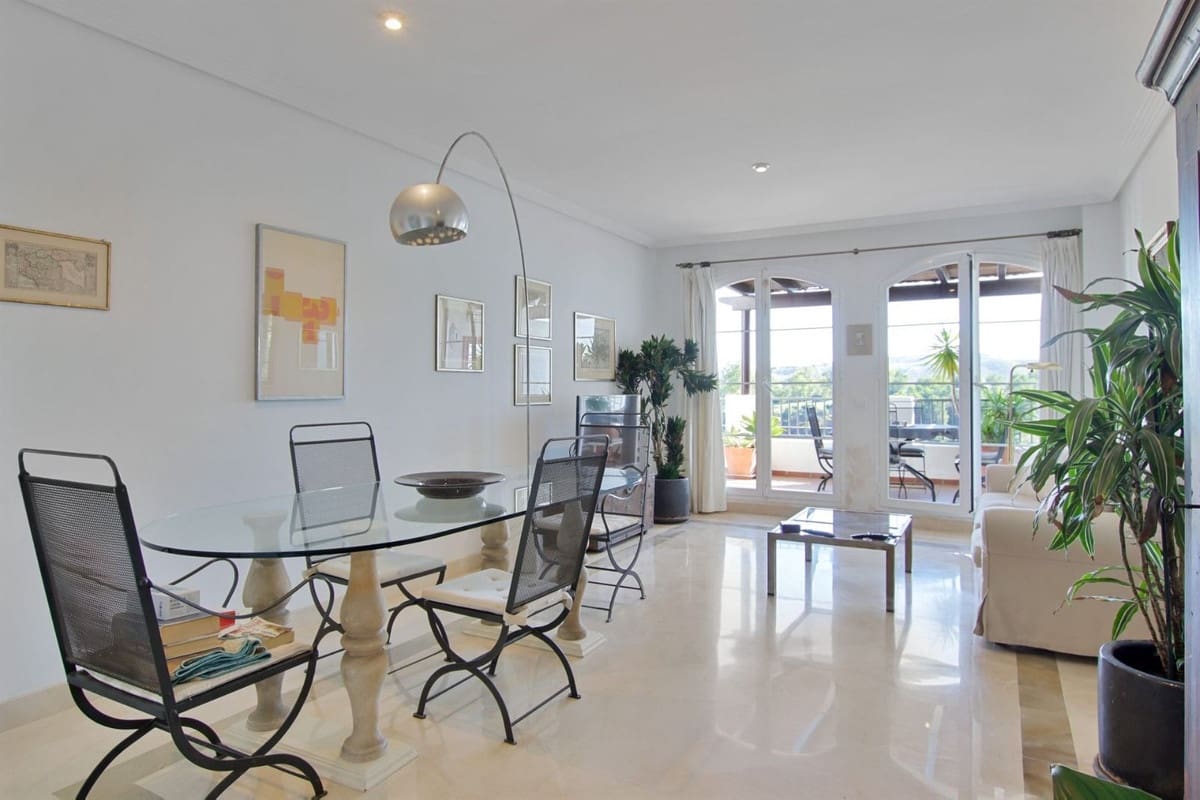 3 sypialnia Apartament na sprzedaż w Los Arqueros z basenem garażem - 440 000 € (Ref: 9972703)