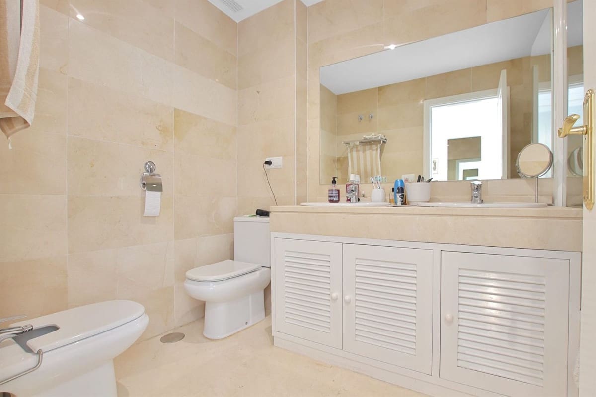 3 sypialnia Apartament na sprzedaż w Los Arqueros z basenem garażem - 440 000 € (Ref: 9972703)