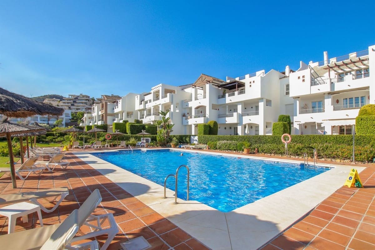 3 sypialnia Apartament na sprzedaż w Los Arqueros z basenem garażem - 440 000 € (Ref: 9972703)