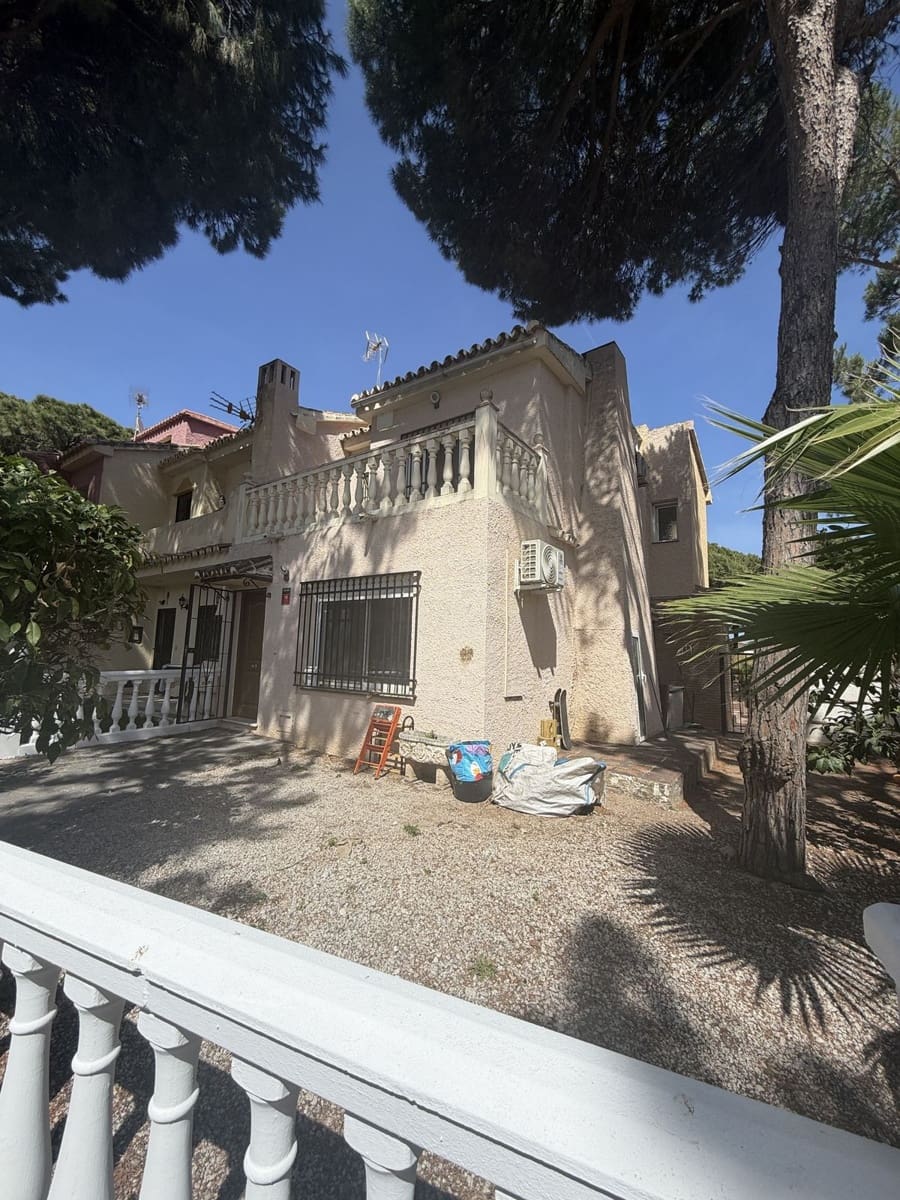 3 bedroom Semi-detached Villa for sale in Calahonda with pool - € 450,000 (Ref: 9972707)