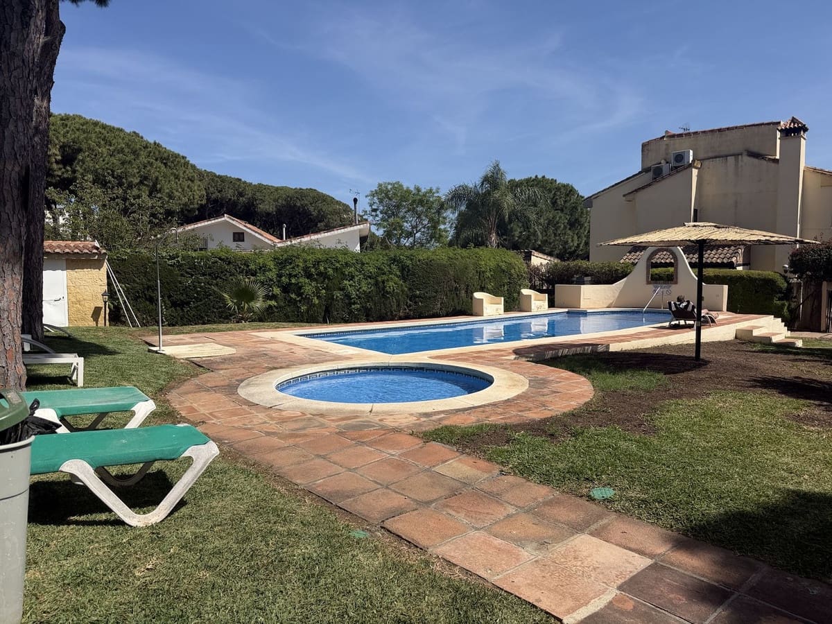 3 bedroom Semi-detached Villa for sale in Calahonda with pool - € 450,000 (Ref: 9972707)