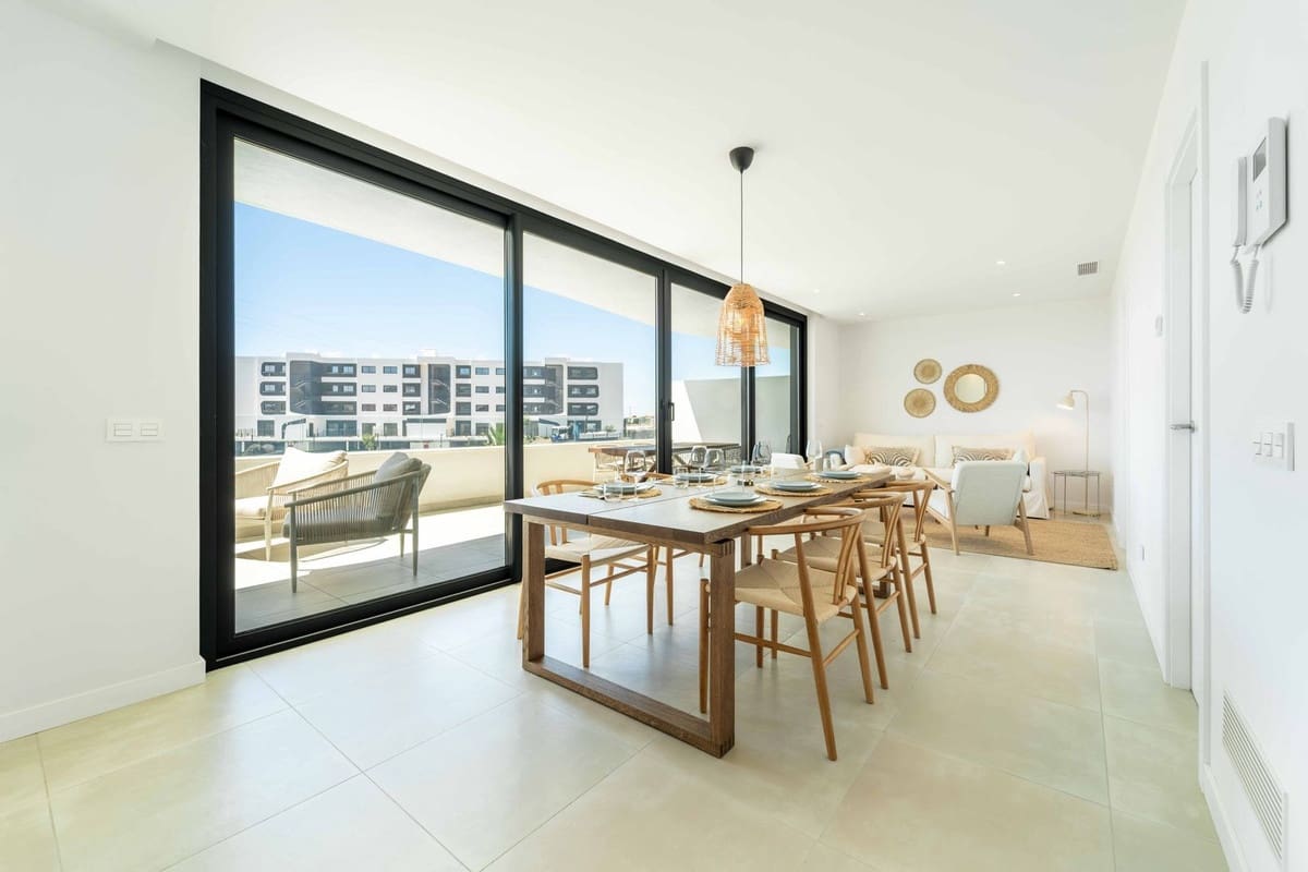 2 bedroom Apartment for sale in Fuengirola with pool - € 439,000 (Ref: 9972713)