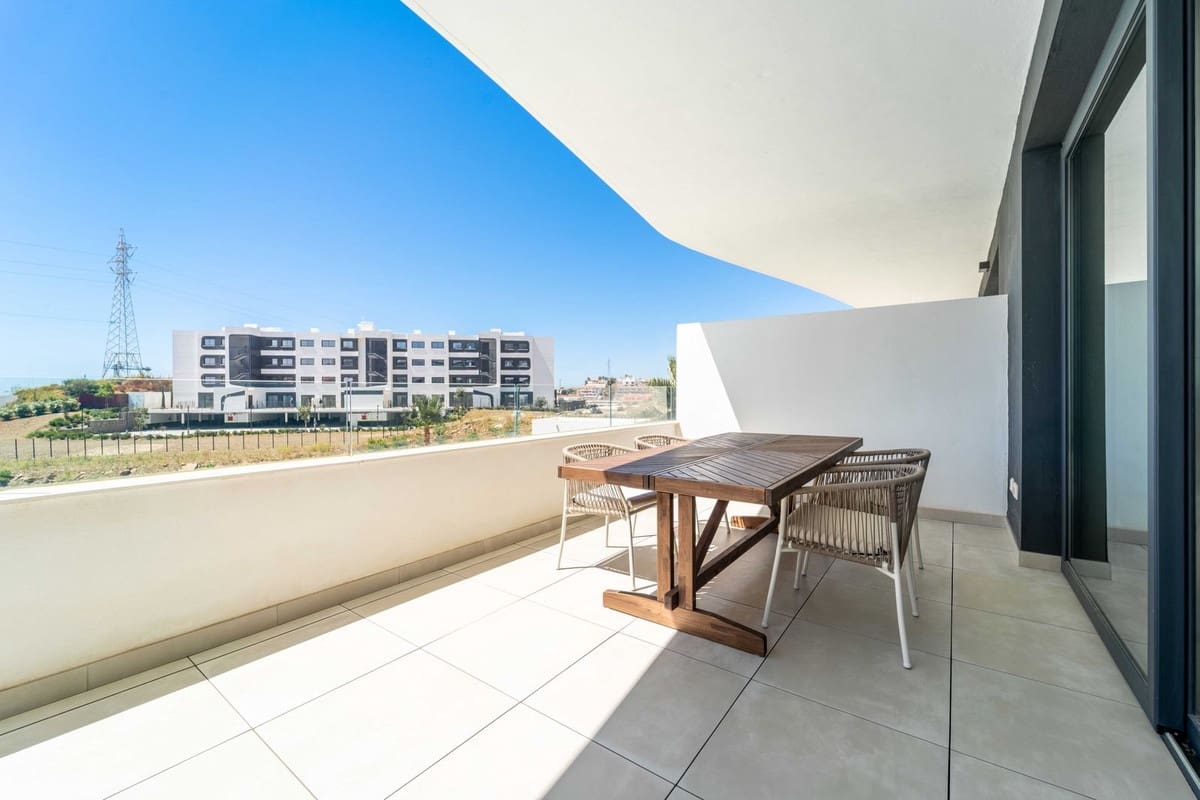 2 bedroom Apartment for sale in Fuengirola with pool - € 439,000 (Ref: 9972713)