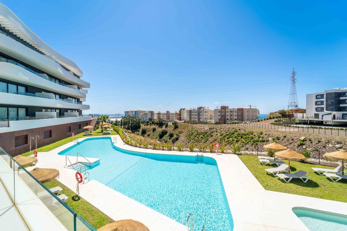 2 bedroom Apartment for sale in Fuengirola with pool - € 439,000 (Ref: 9972713)