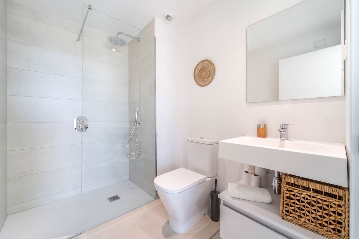 2 bedroom Apartment for sale in Fuengirola with pool - € 439,000 (Ref: 9972713)