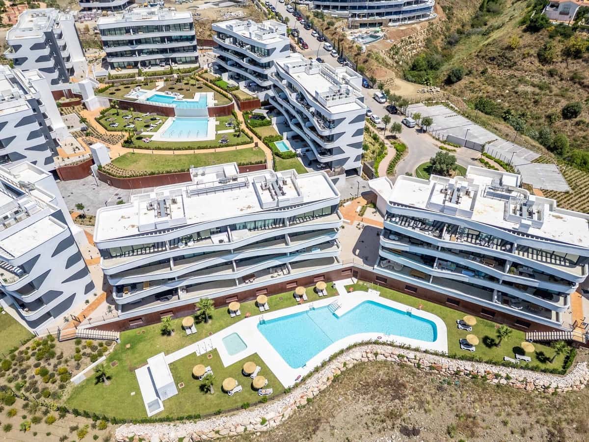 2 bedroom Apartment for sale in Fuengirola with pool - € 439,000 (Ref: 9972713)