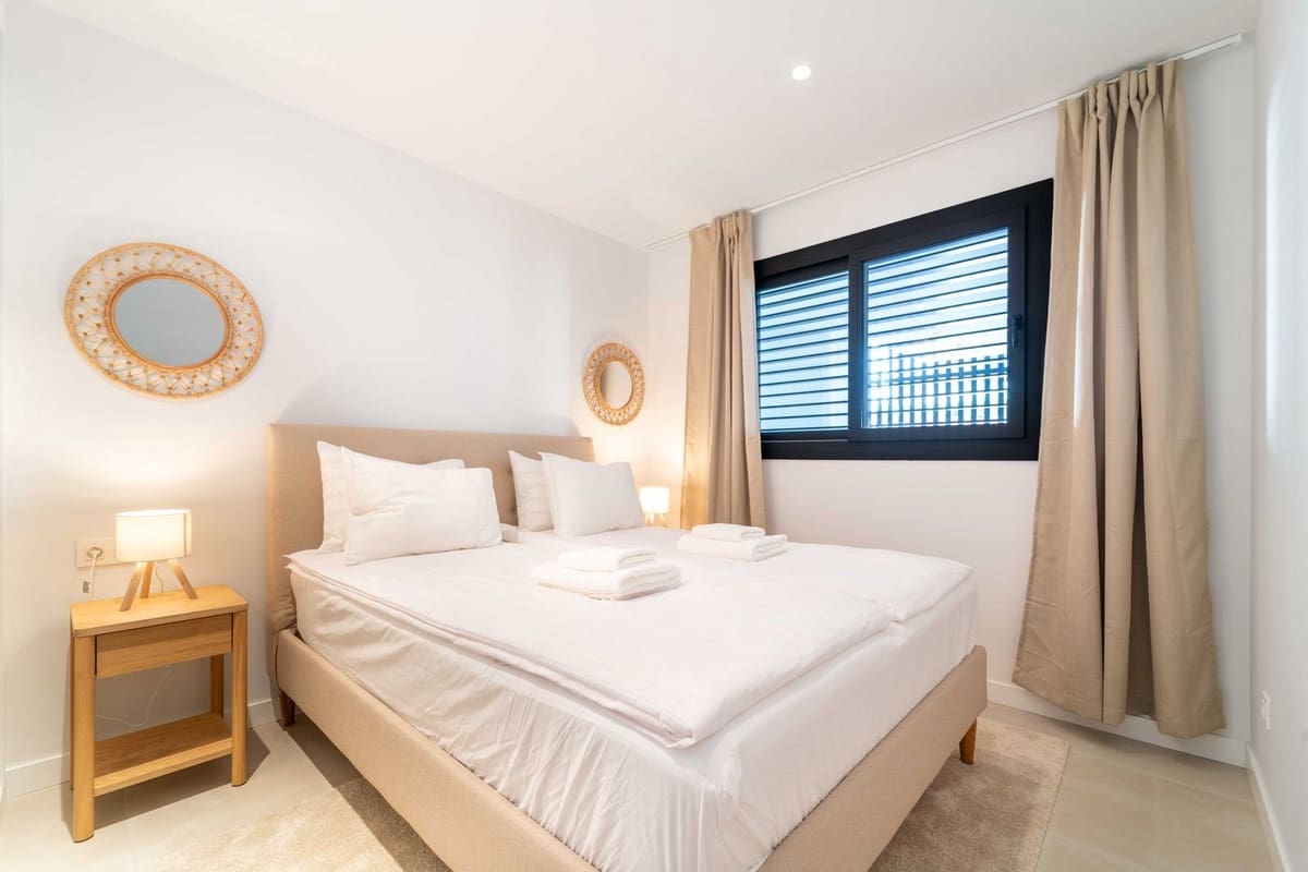 2 bedroom Apartment for sale in Fuengirola with pool - € 439,000 (Ref: 9972713)