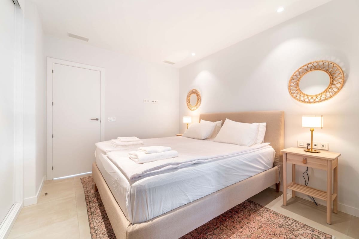 2 bedroom Apartment for sale in Fuengirola with pool - € 439,000 (Ref: 9972713)