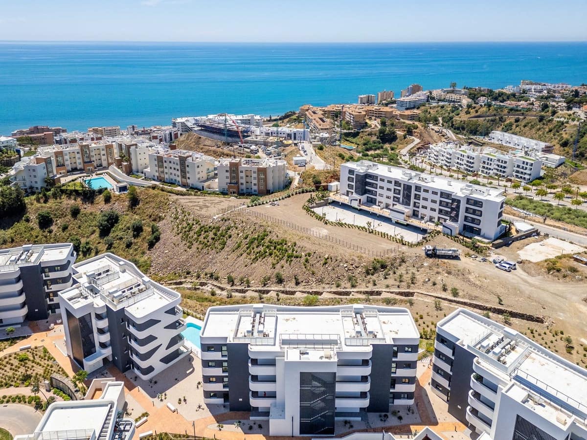 2 bedroom Apartment for sale in Fuengirola with pool - € 439,000 (Ref: 9972713)