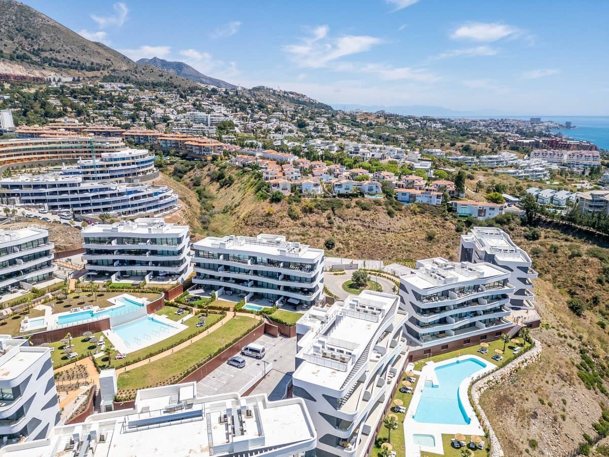 2 bedroom Apartment for sale in Fuengirola with pool - € 439,000 (Ref: 9972713)