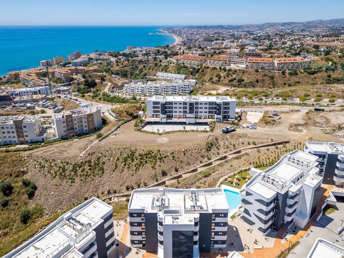 2 bedroom Apartment for sale in Fuengirola with pool - € 439,000 (Ref: 9972713)