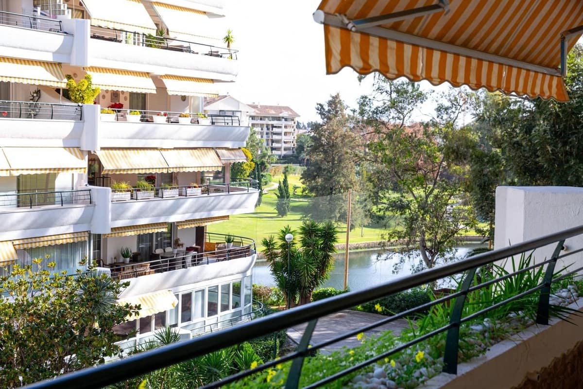 Apartamento de 2 habitaciones en Guadalmina en venta con piscina - 450.000 € (Ref: 9972725)