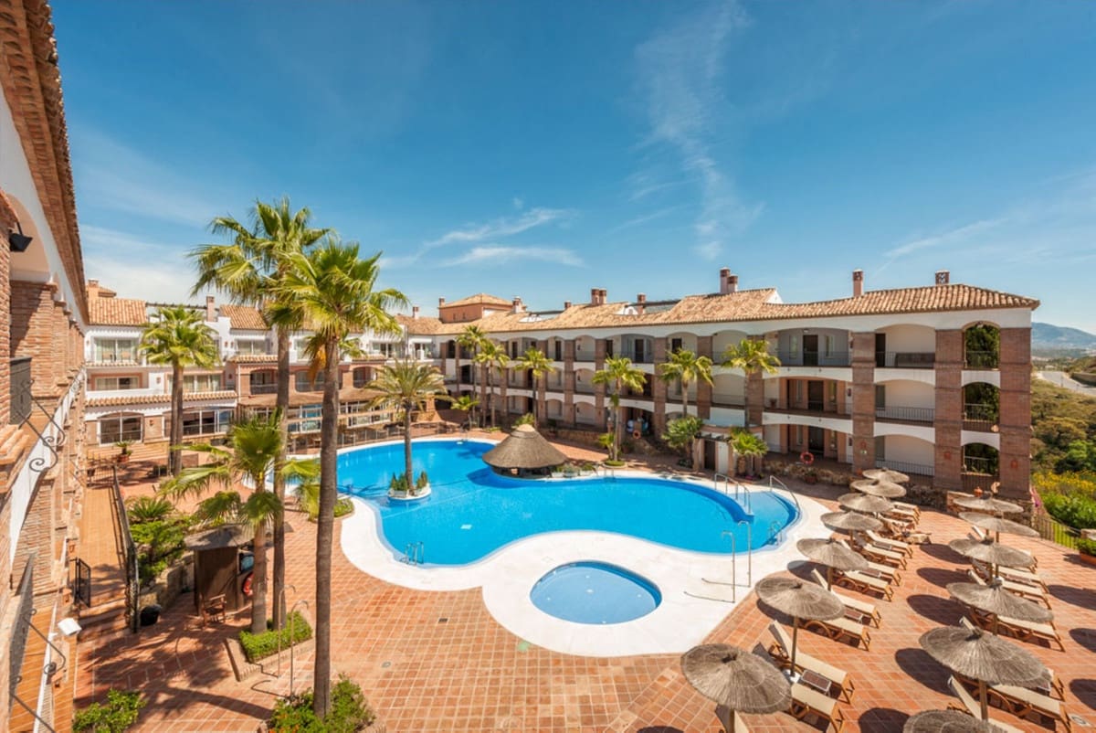 2 soveværelse Lejlighed til salg i La Cala Golf med swimmingpool - € 485.000 (Ref: 9972733)