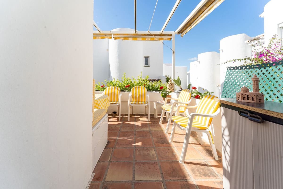2 bedroom Semi-detached Villa for sale in Mijas Costa with pool - € 460,000 (Ref: 9972736)