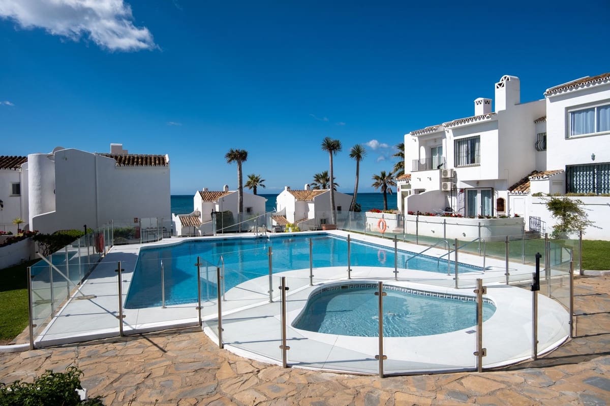 2 bedroom Semi-detached Villa for sale in Mijas Costa with pool - € 460,000 (Ref: 9972736)