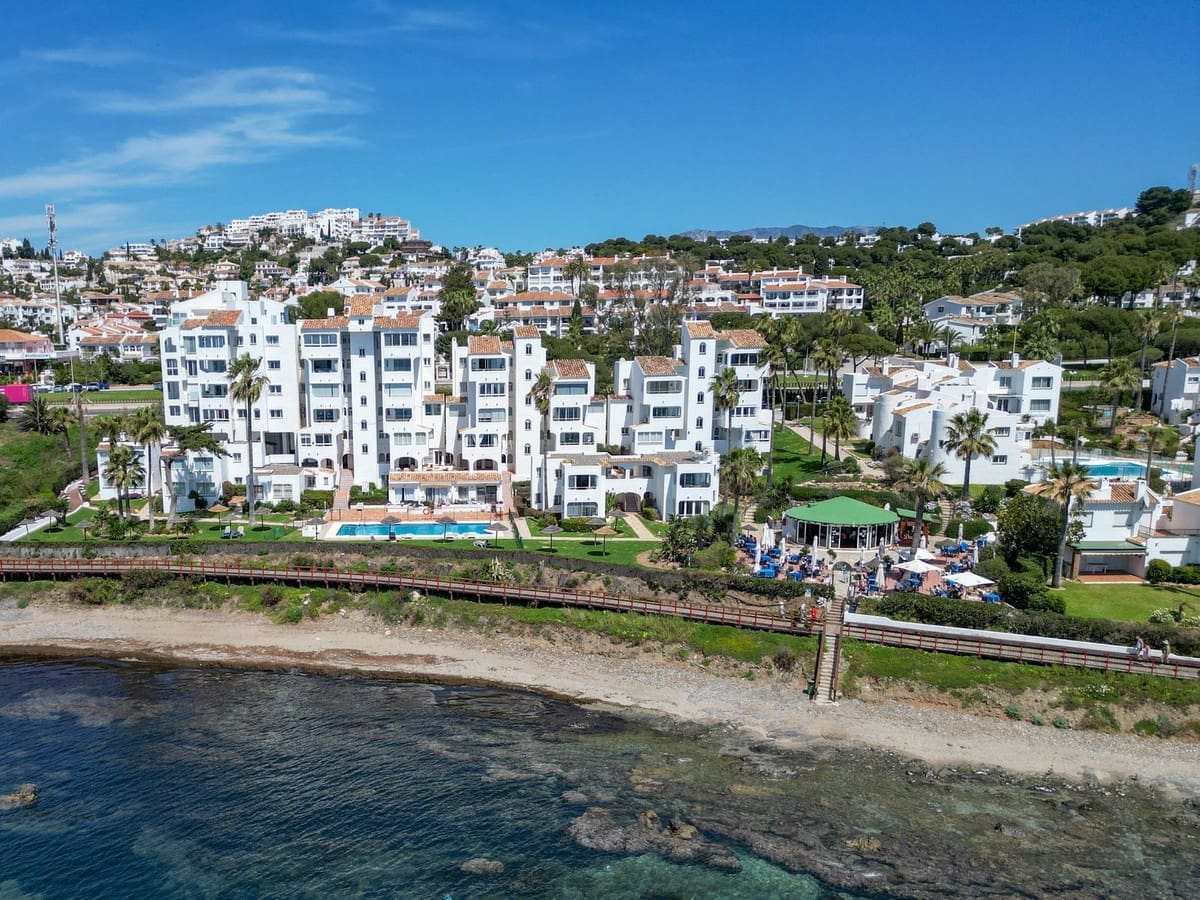 2 bedroom Semi-detached Villa for sale in Mijas Costa with pool - € 460,000 (Ref: 9972736)