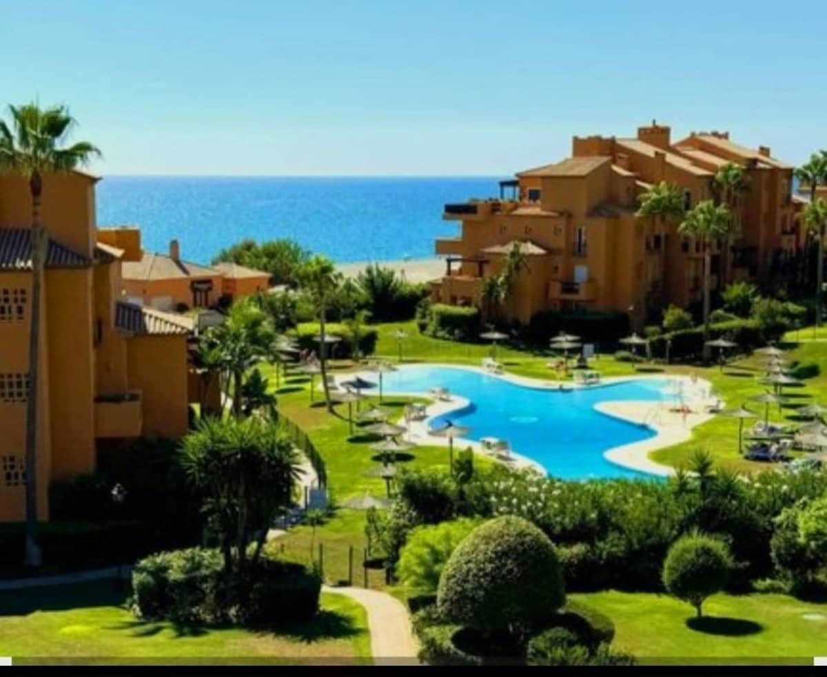 2 bedroom Apartment for sale in La Duquesa / Puerto de la Duquesa with pool - € 484,000 (Ref: 9972743)
