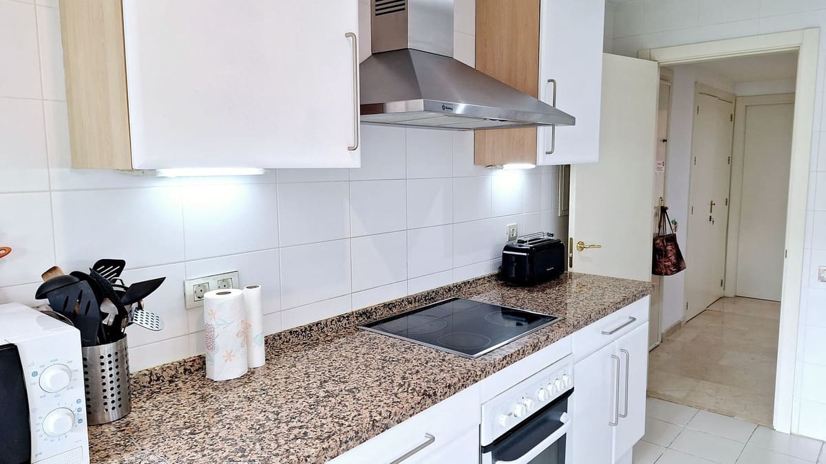 2 bedroom Apartment for sale in La Duquesa / Puerto de la Duquesa with pool - € 484,000 (Ref: 9972743)
