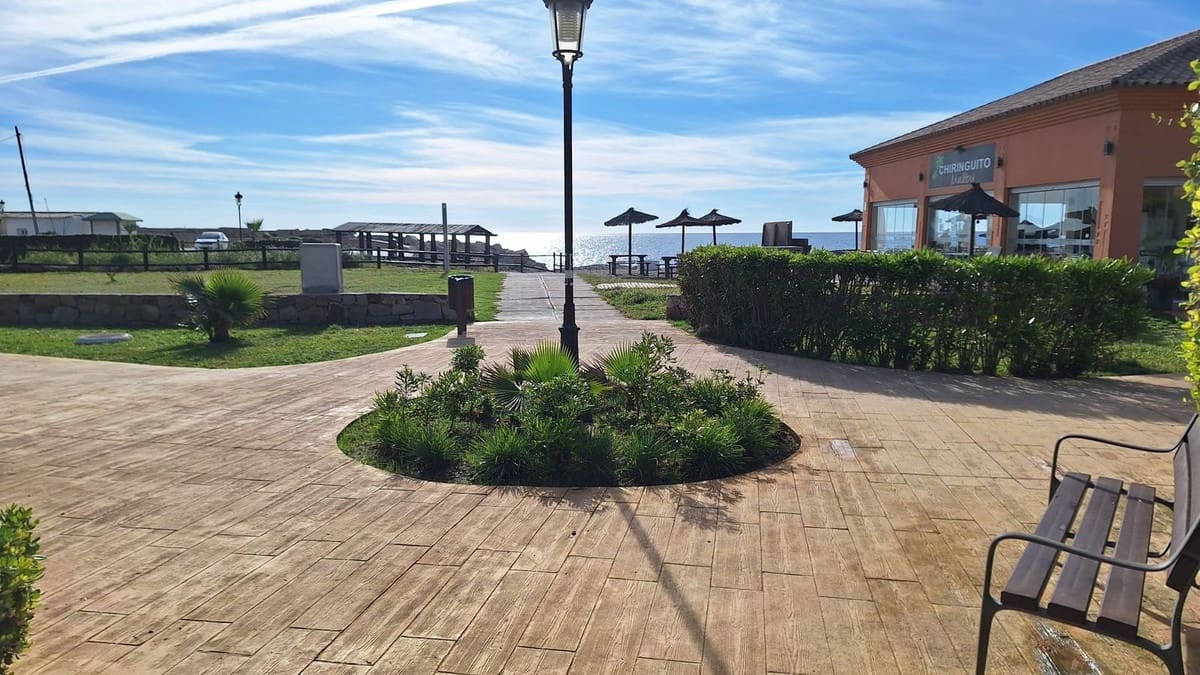 2 bedroom Apartment for sale in La Duquesa / Puerto de la Duquesa with pool - € 484,000 (Ref: 9972743)