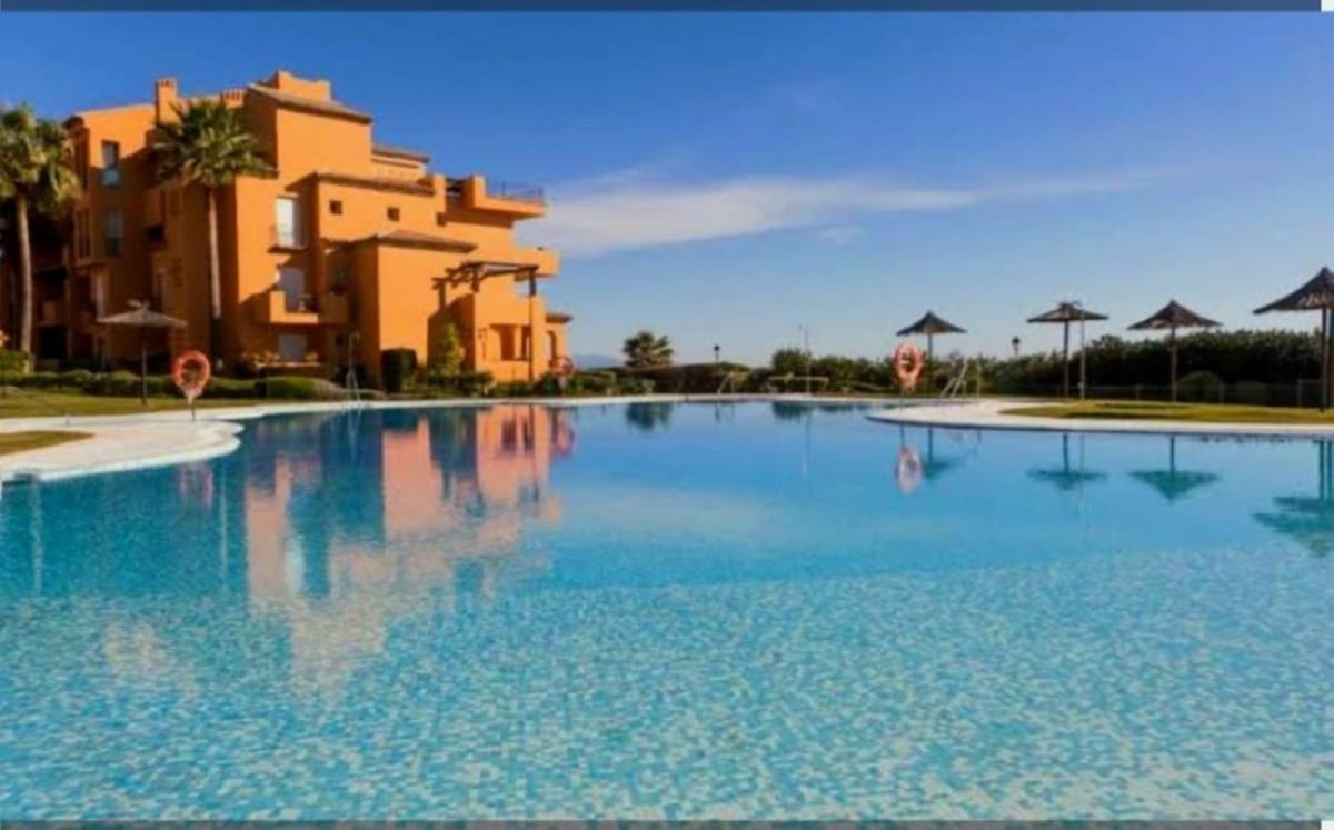 2 bedroom Apartment for sale in La Duquesa / Puerto de la Duquesa with pool - € 484,000 (Ref: 9972743)