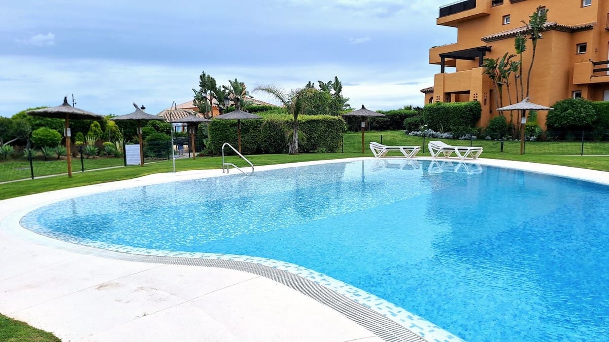 2 bedroom Apartment for sale in La Duquesa / Puerto de la Duquesa with pool - € 484,000 (Ref: 9972743)