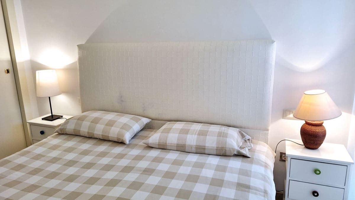 2 bedroom Apartment for sale in La Duquesa / Puerto de la Duquesa with pool - € 484,000 (Ref: 9972743)