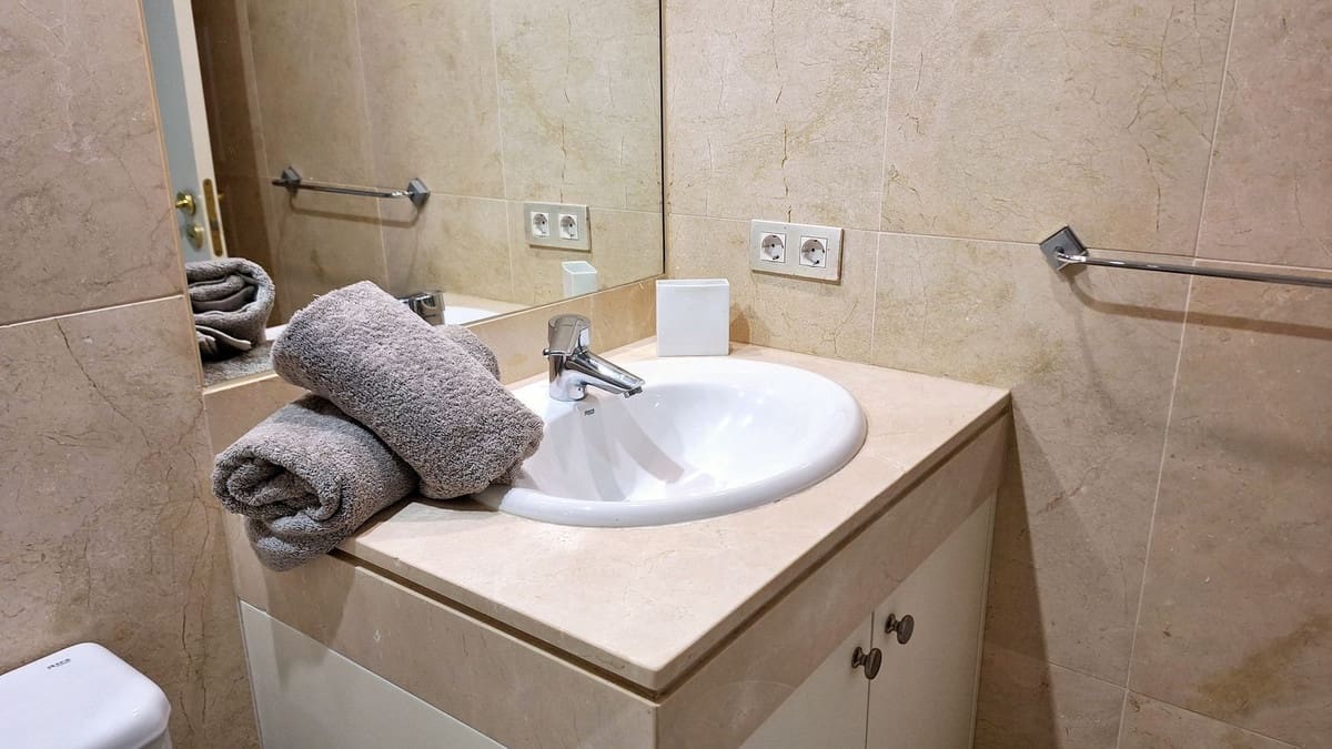 2 bedroom Apartment for sale in La Duquesa / Puerto de la Duquesa with pool - € 484,000 (Ref: 9972743)