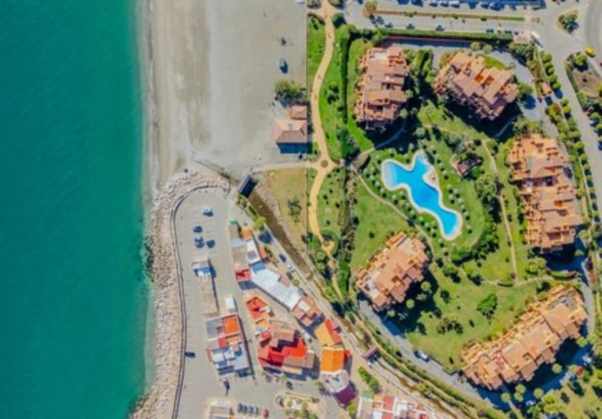 2 bedroom Apartment for sale in La Duquesa / Puerto de la Duquesa with pool - € 484,000 (Ref: 9972743)